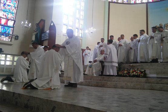  Đức cha Warlito Cajandig (người đội mũ trắng) trong lễ phong chức linh mục ngày 5 tháng 6. (Ảnh: Jun N. Aguirre)