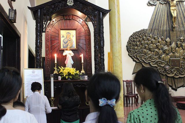 Bàn thờ kính Đức Mẹ Hằng Cứu Giúp tại nhà thờ Thái Hà
