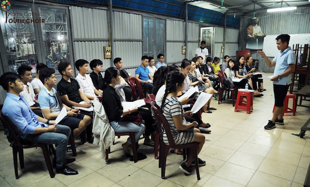 Dàn hợp xướng Trẻ Công giáo Hà Nội tập luyện tại nhà xứ Thái Hà. Ảnh HCYC