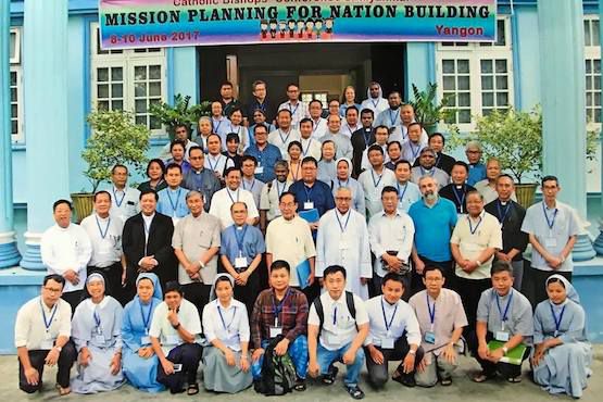 Các giám mục Công giáo, linh mục, nữ tu và giáo dân tham dự hội nghị “Sứ mạng lên kế hoạch xây dựng đất nước” tại Yangon. Ảnh: Augustine Piang